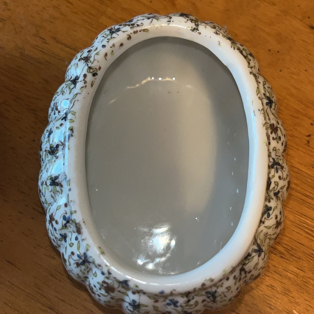 Vintage Ceramic Porcelain Container with Multicolored Flowers and Scalloped Edge - Picture 10 of 15